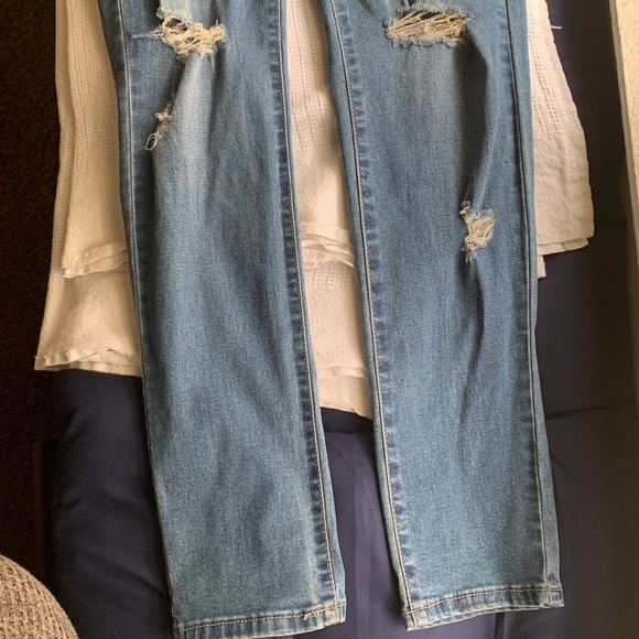 Size 9 Distressed Jogger Style Jeans - Picture 2 of 3